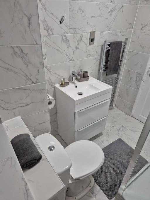 Newly Fitted 2 Bedroom Battersea Flat * Londra